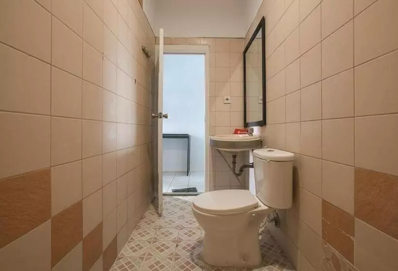 ホテル Reddoorz Plus Near Jakarta Kota Station