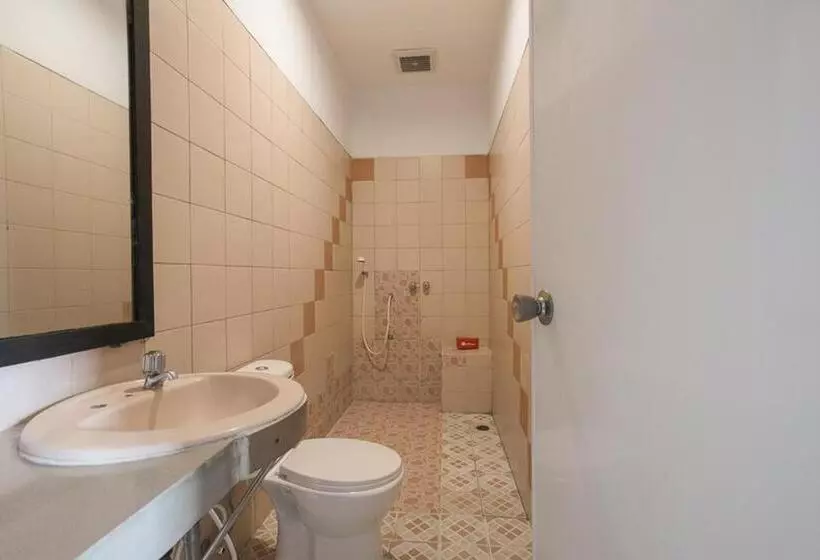 ホテル Reddoorz Plus Near Jakarta Kota Station