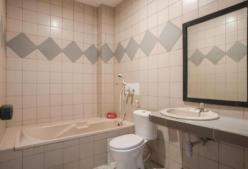 فندق Reddoorz Plus Near Jakarta Kota Station