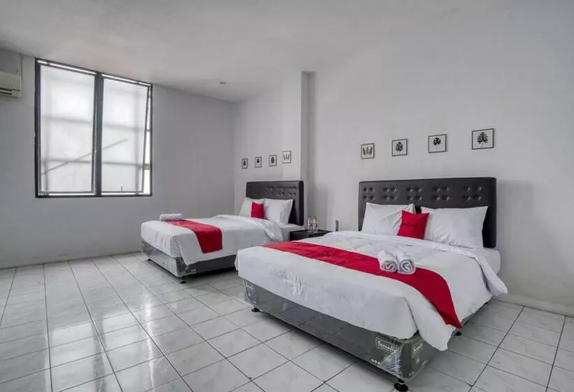 ホテル Reddoorz Plus Near Jakarta Kota Station