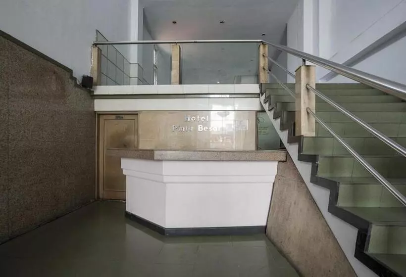 ホテル Reddoorz Plus Near Jakarta Kota Station