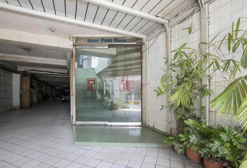 فندق Reddoorz Plus Near Jakarta Kota Station