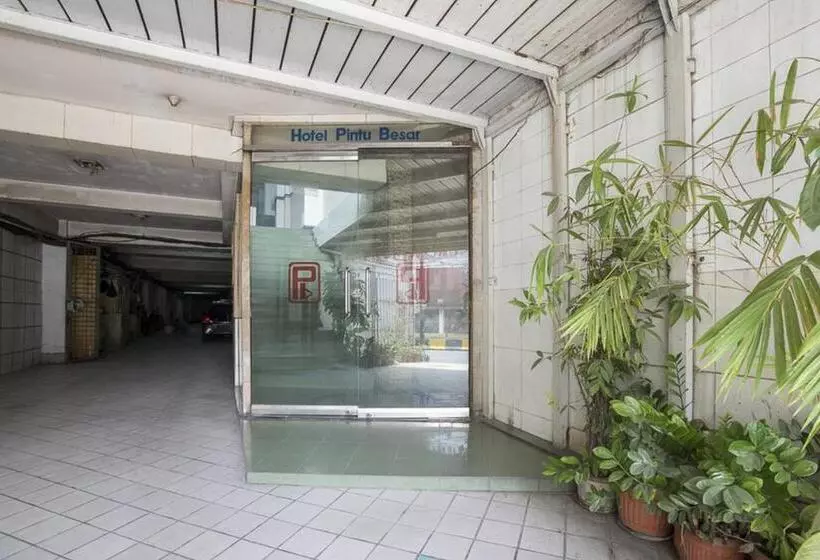 ホテル Reddoorz Plus Near Jakarta Kota Station