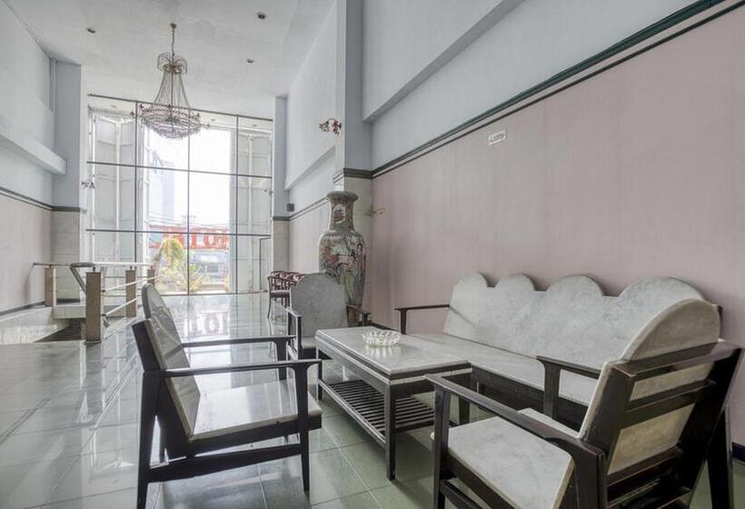 فندق Reddoorz Plus Near Jakarta Kota Station