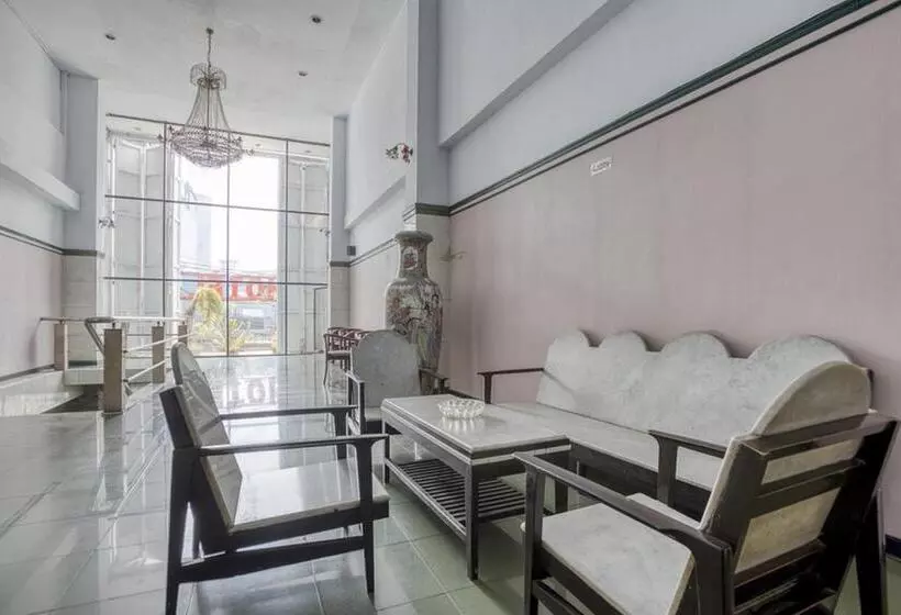 ホテル Reddoorz Plus Near Jakarta Kota Station