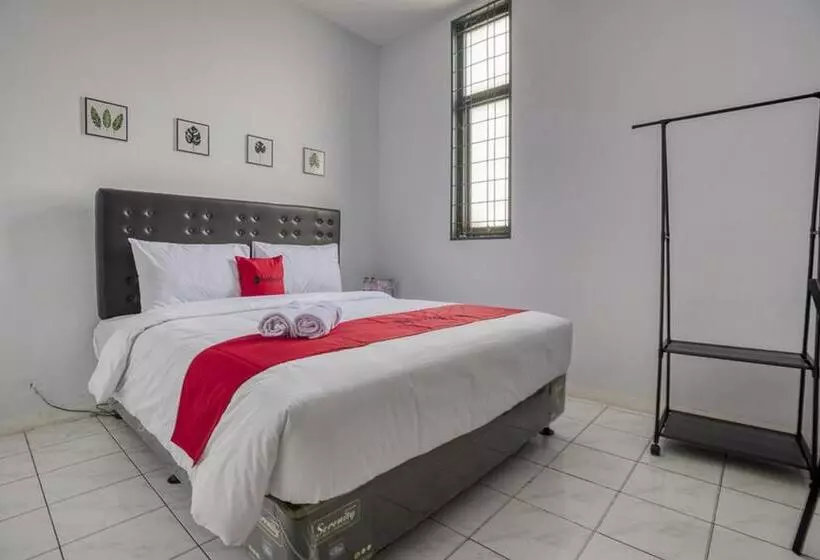 ホテル Reddoorz Plus Near Jakarta Kota Station