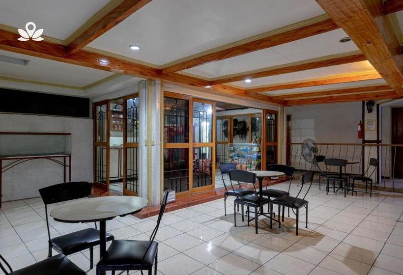 בית מלון כפרי Zen Rooms Basic Mercenary Inn