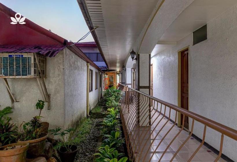 בית מלון כפרי Zen Rooms Basic Mercenary Inn