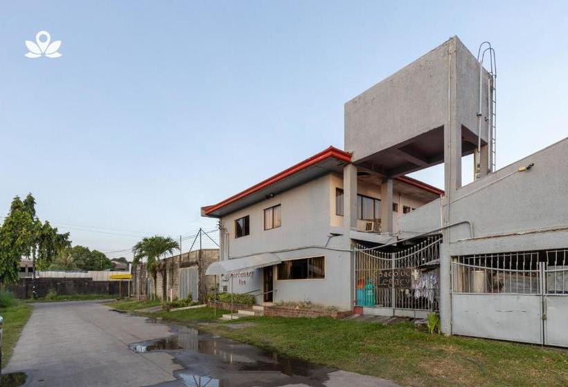 בית מלון כפרי Zen Rooms Basic Mercenary Inn