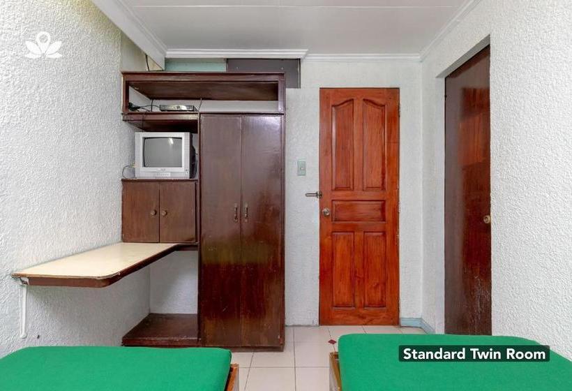 בית מלון כפרי Zen Rooms Basic Mercenary Inn