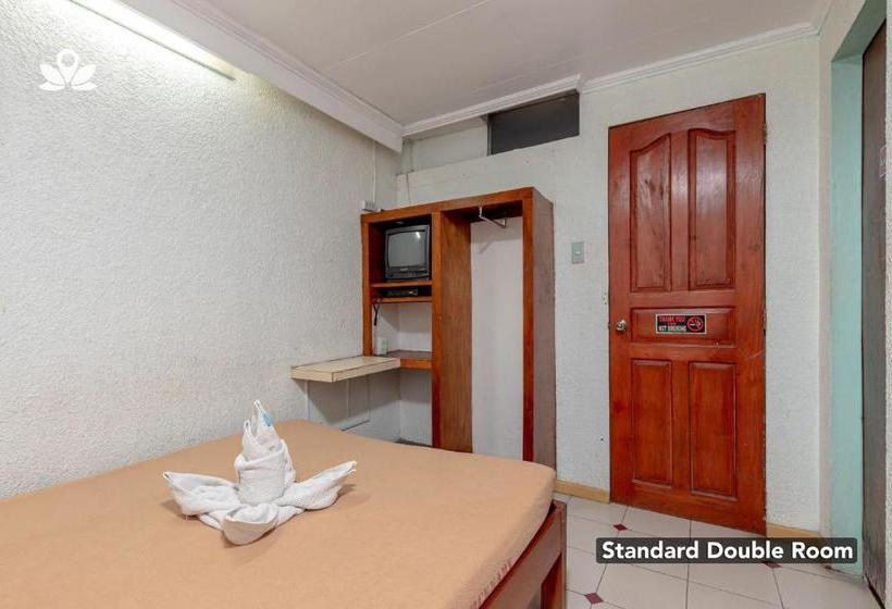 בית מלון כפרי Zen Rooms Basic Mercenary Inn