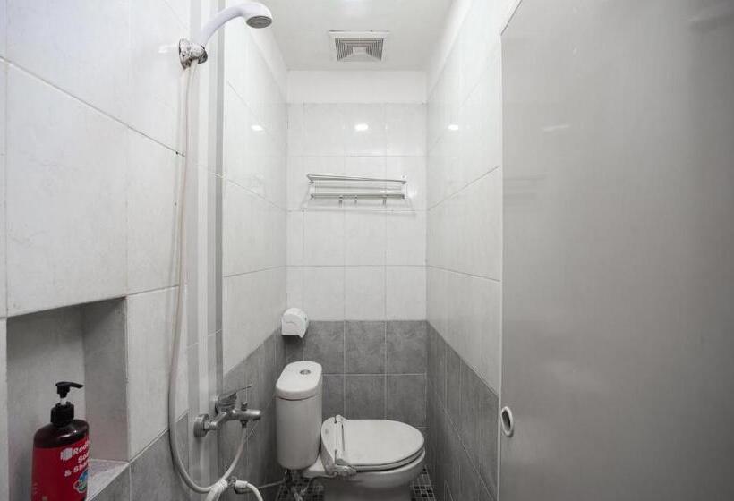 بنسيون Reddoorz Near Binus Anggrek 2