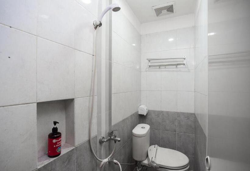 بنسيون Reddoorz Near Binus Anggrek 2