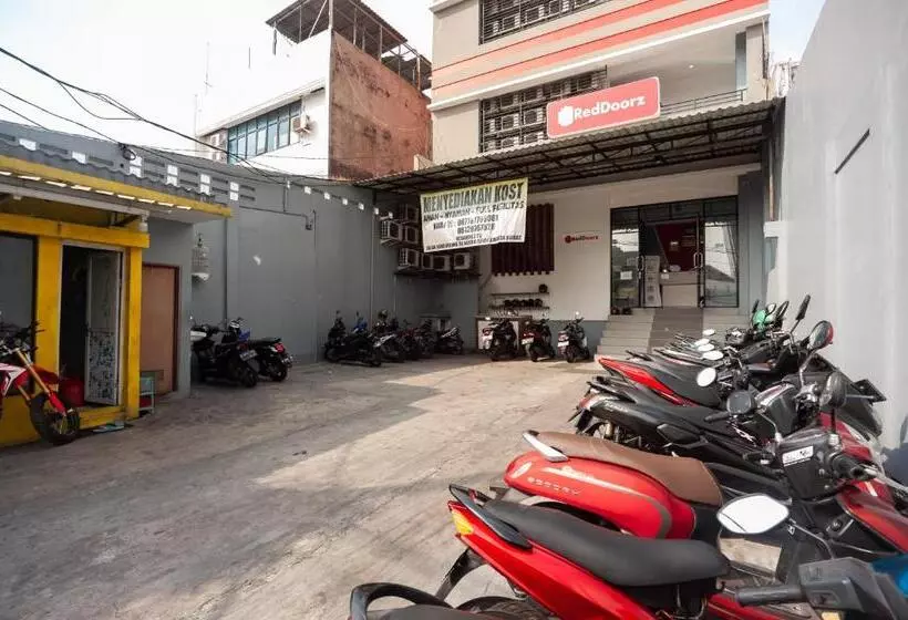 Majatalo Reddoorz Near Binus Anggrek 2