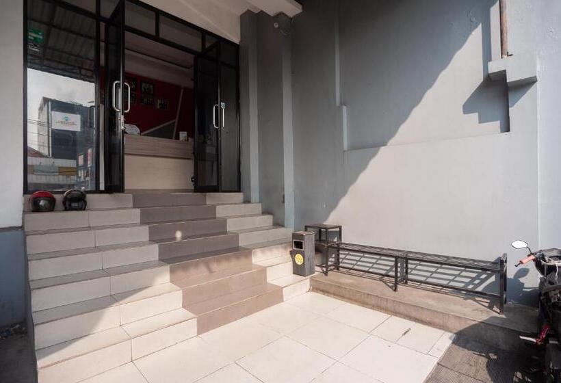 بنسيون Reddoorz Near Binus Anggrek 2
