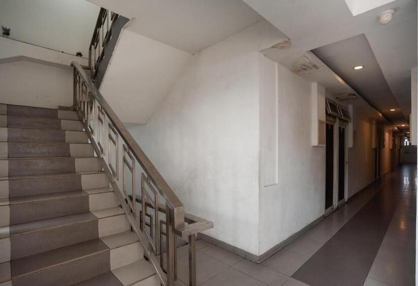 بنسيون Reddoorz Near Binus Anggrek 2