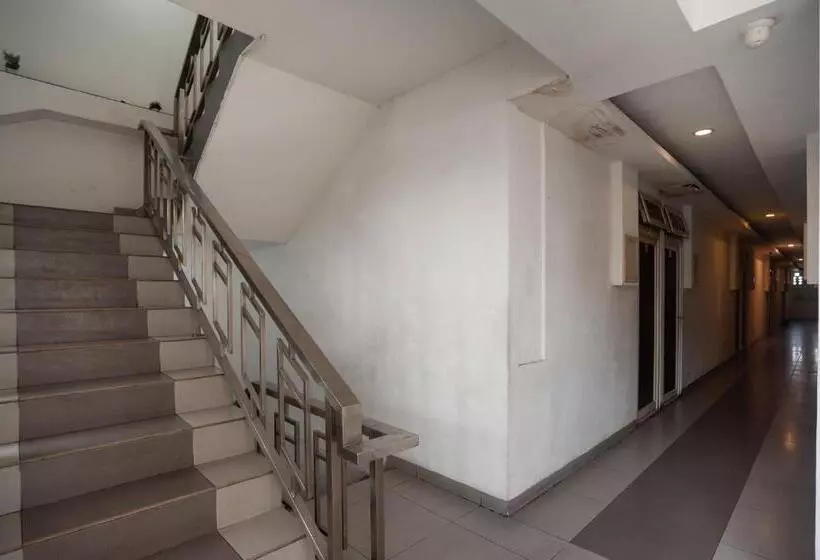 Majatalo Reddoorz Near Binus Anggrek 2