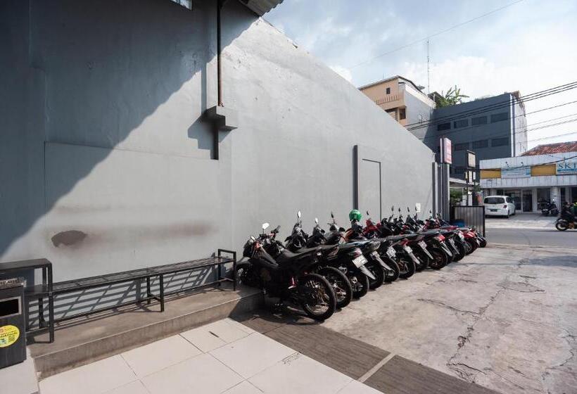 بنسيون Reddoorz Near Binus Anggrek 2