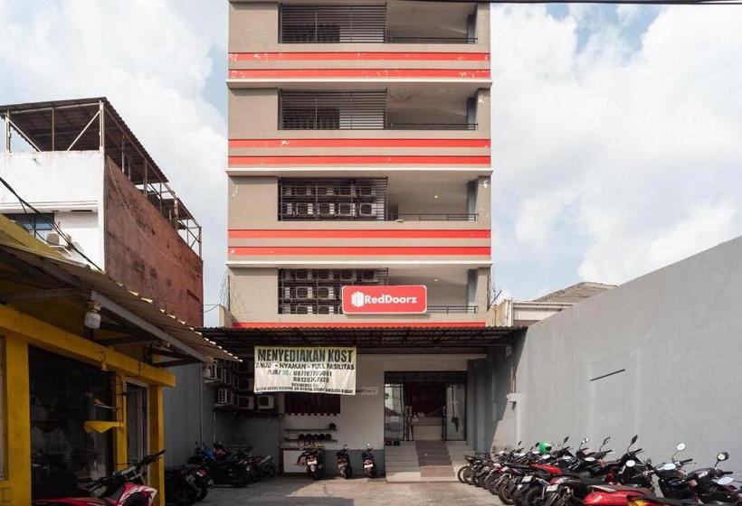 بنسيون Reddoorz Near Binus Anggrek 2