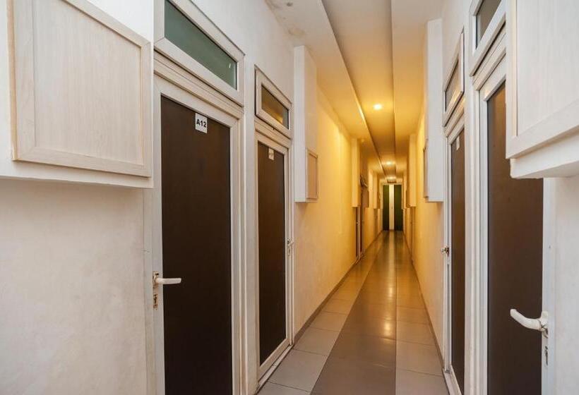 بنسيون Reddoorz Near Binus Anggrek 2