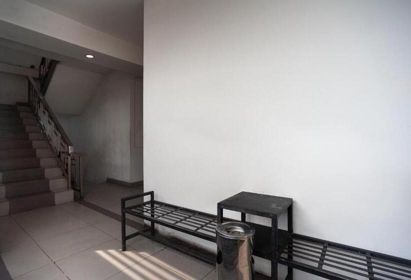 بنسيون Reddoorz Near Binus Anggrek 2