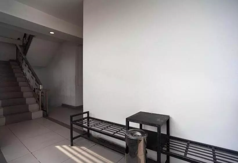 Majatalo Reddoorz Near Binus Anggrek 2