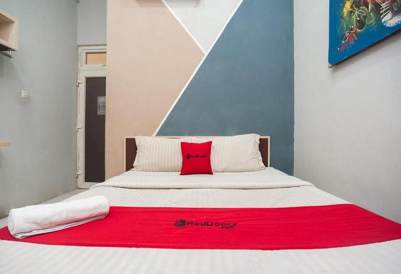 بنسيون Reddoorz Near Binus Anggrek 2