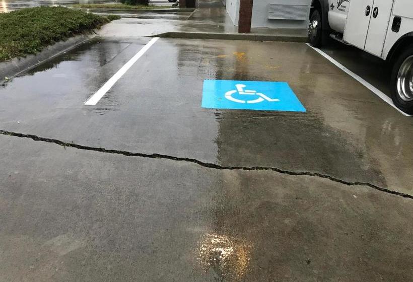 هتل Elizabethan Inn