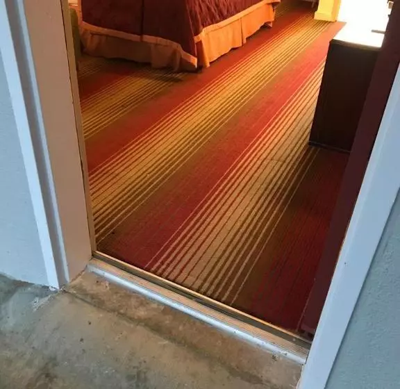 هتل Elizabethan Inn