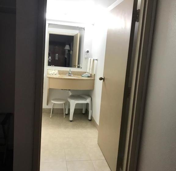 هتل Elizabethan Inn