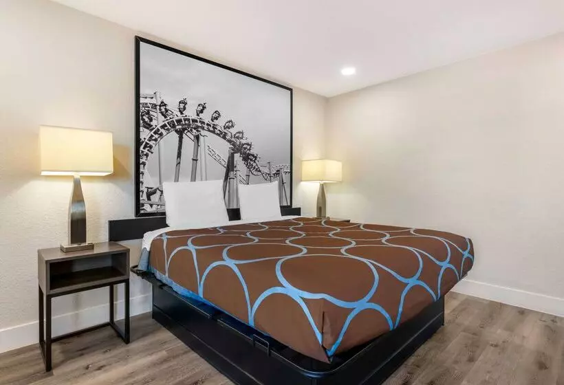 Отель Super 8 By Wyndham Orlando Near Florida Mall