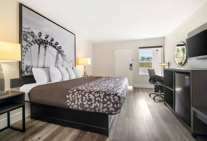 Отель Super 8 By Wyndham Orlando Near Florida Mall
