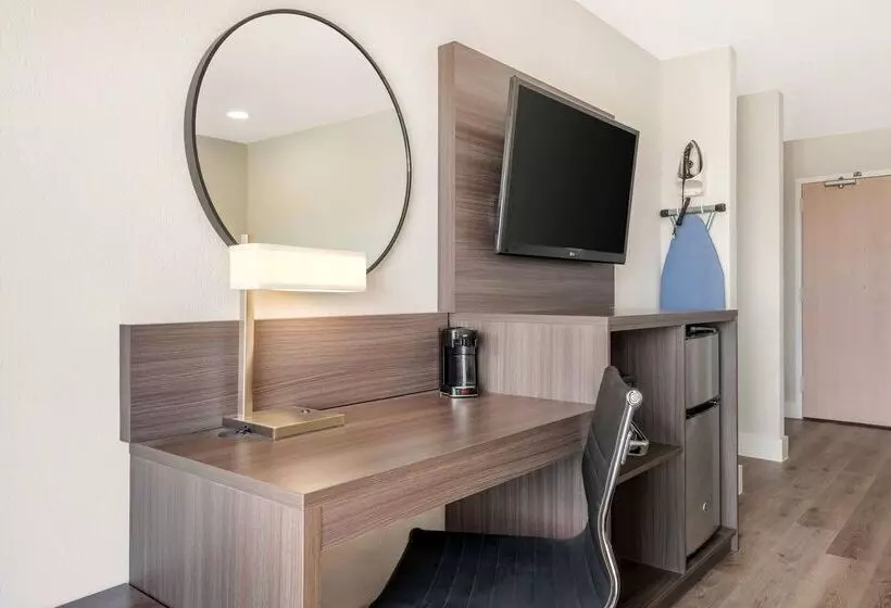 Отель Super 8 By Wyndham Orlando Near Florida Mall