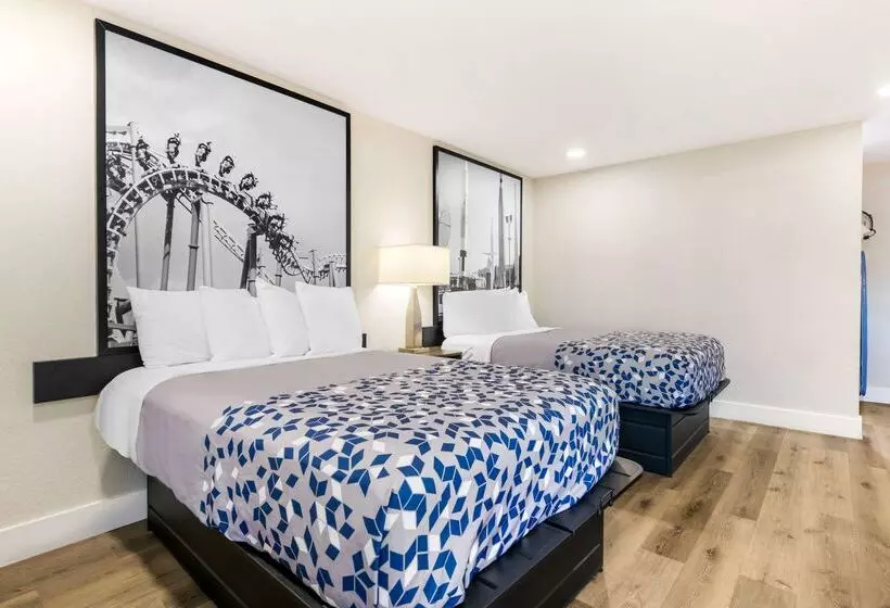 Отель Super 8 By Wyndham Orlando Near Florida Mall