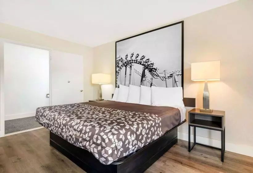 Отель Super 8 By Wyndham Orlando Near Florida Mall