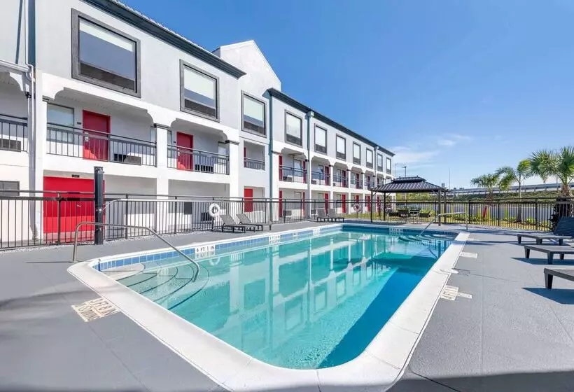 Отель Super 8 By Wyndham Orlando Near Florida Mall