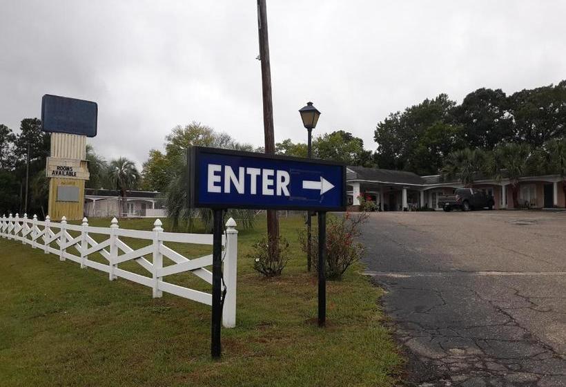 הוסטל Lake Marion Inn