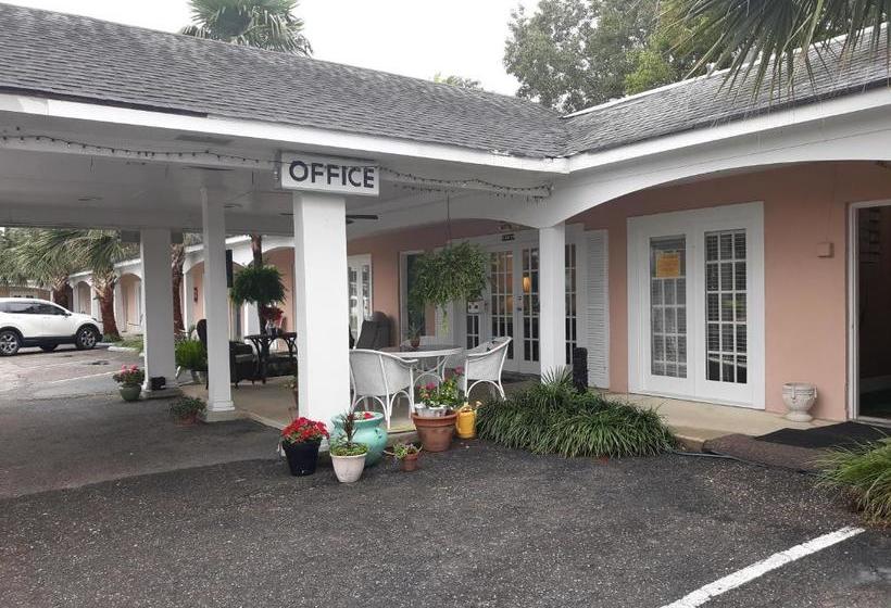 הוסטל Lake Marion Inn