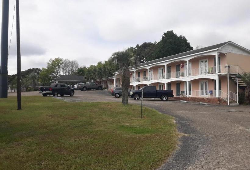 הוסטל Lake Marion Inn