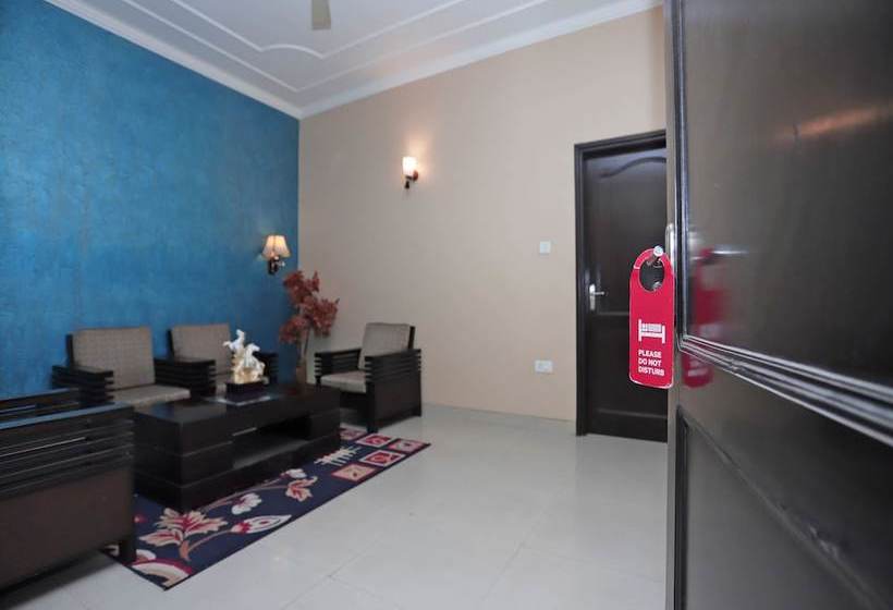 ホテル Capital O 40539  Triputi