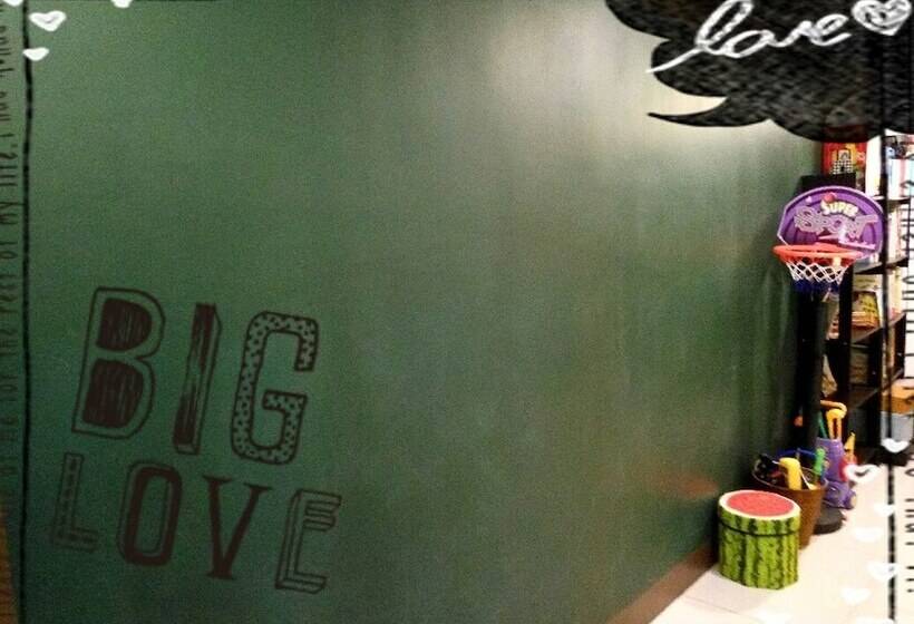 تختخواب و صبحانه Friend's House Bb