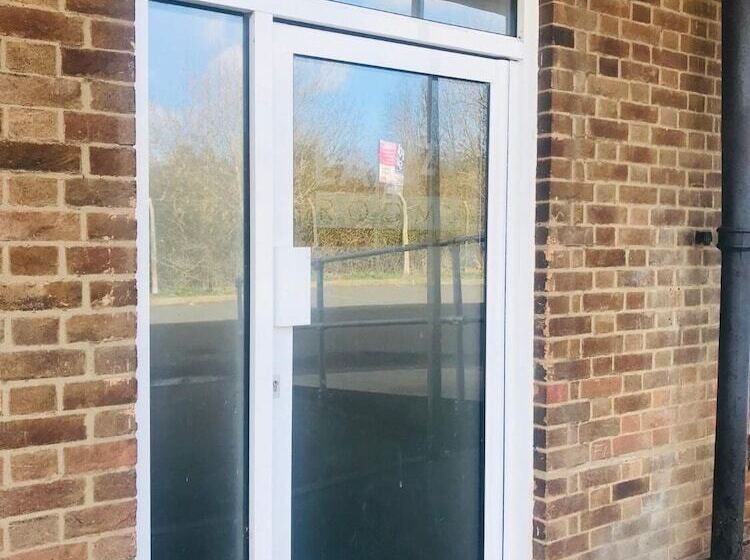 ホテル Eazzzy Rooms Corby