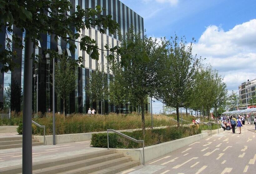 ホテル Eazzzy Rooms Corby