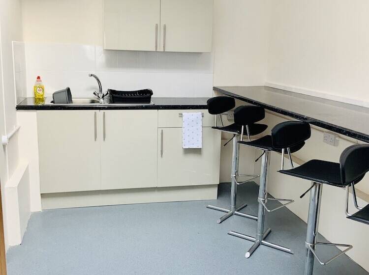 ホテル Eazzzy Rooms Corby