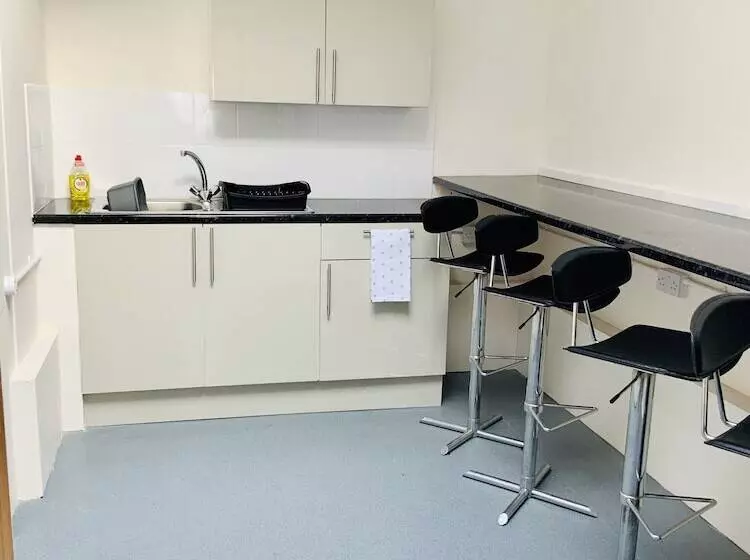 ホテル Eazzzy Rooms Corby