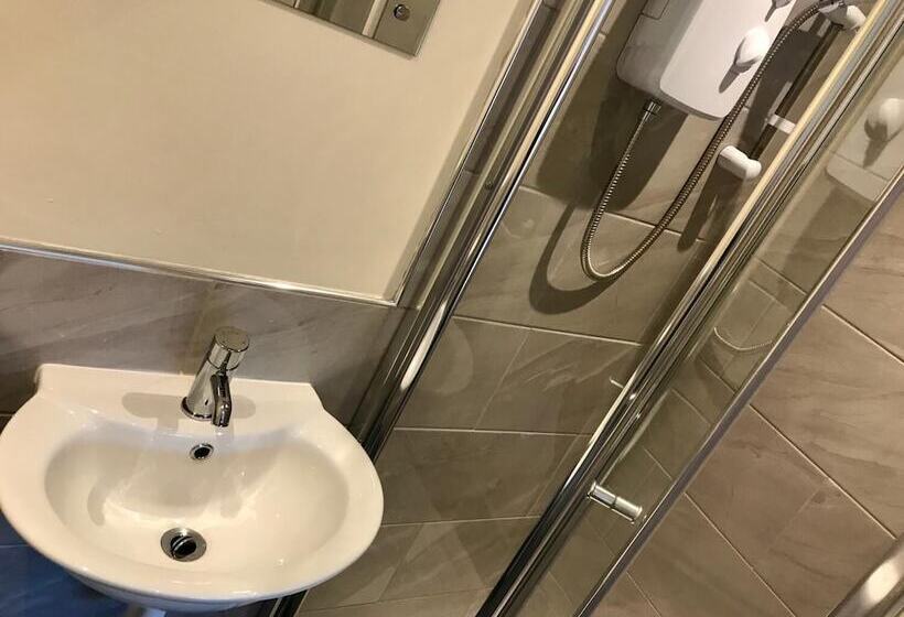 ホテル Eazzzy Rooms Corby