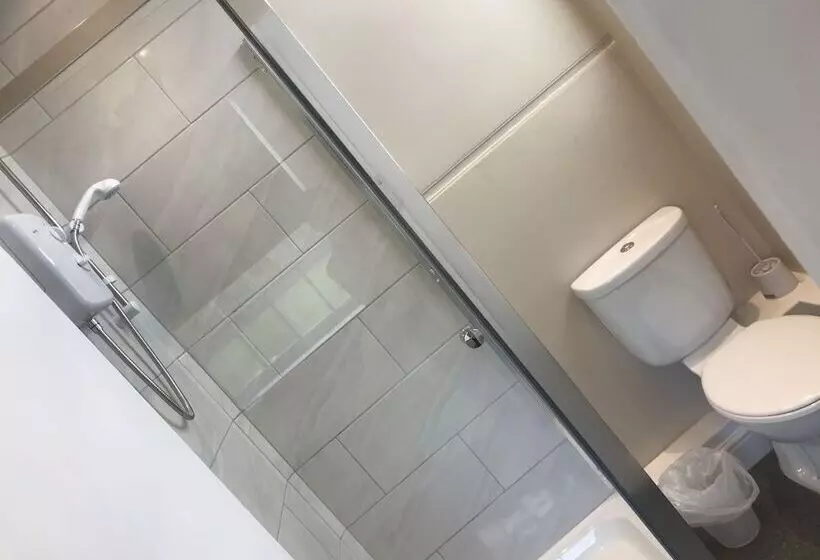 ホテル Eazzzy Rooms Corby