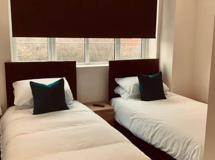 ホテル Eazzzy Rooms Corby