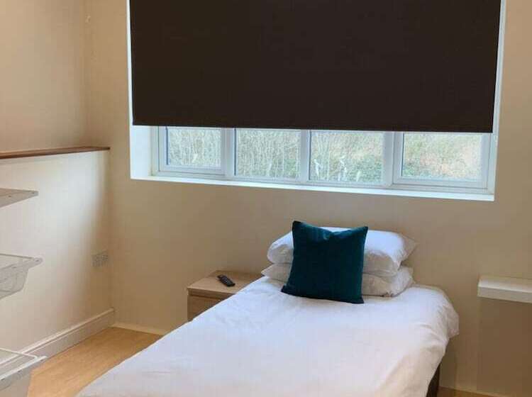 ホテル Eazzzy Rooms Corby