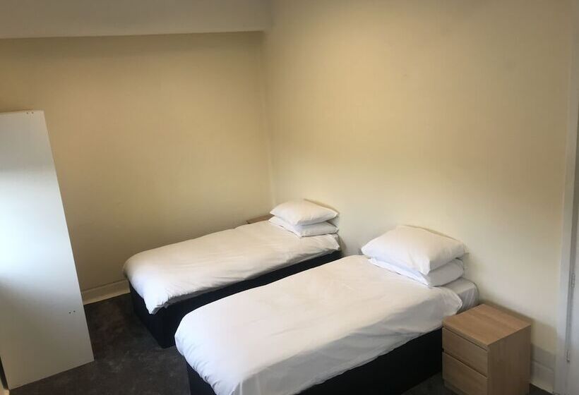 ホテル Eazzzy Rooms Corby